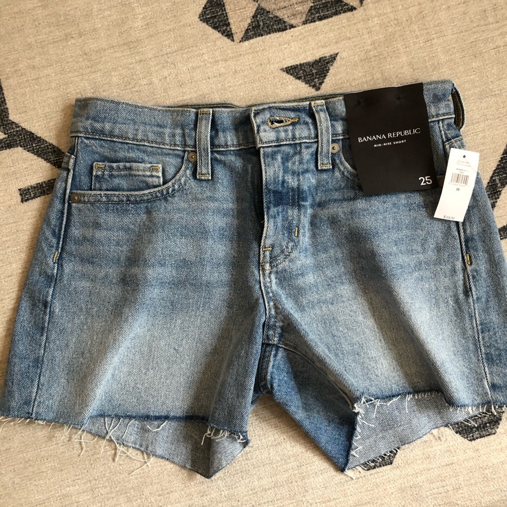 NWT banana republic mid rise jean shorts.